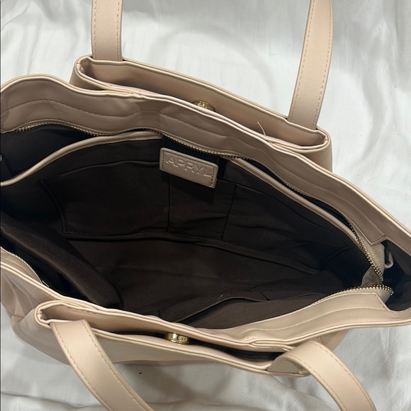 Cream Textured Leather Trapezoidal Tote Bag - Picture 3 of 6